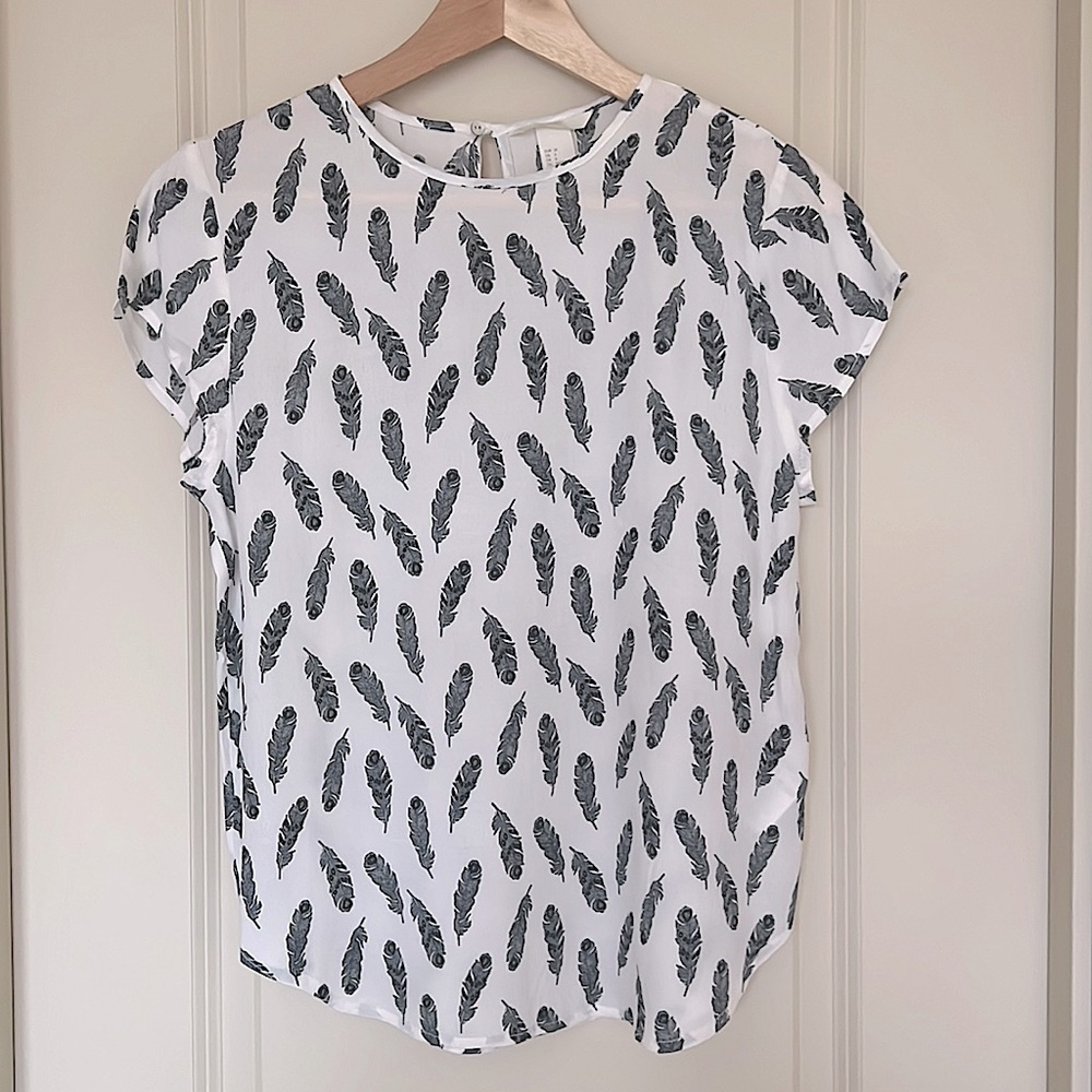 H&M US4 Feathered Print White/Blue Blouse